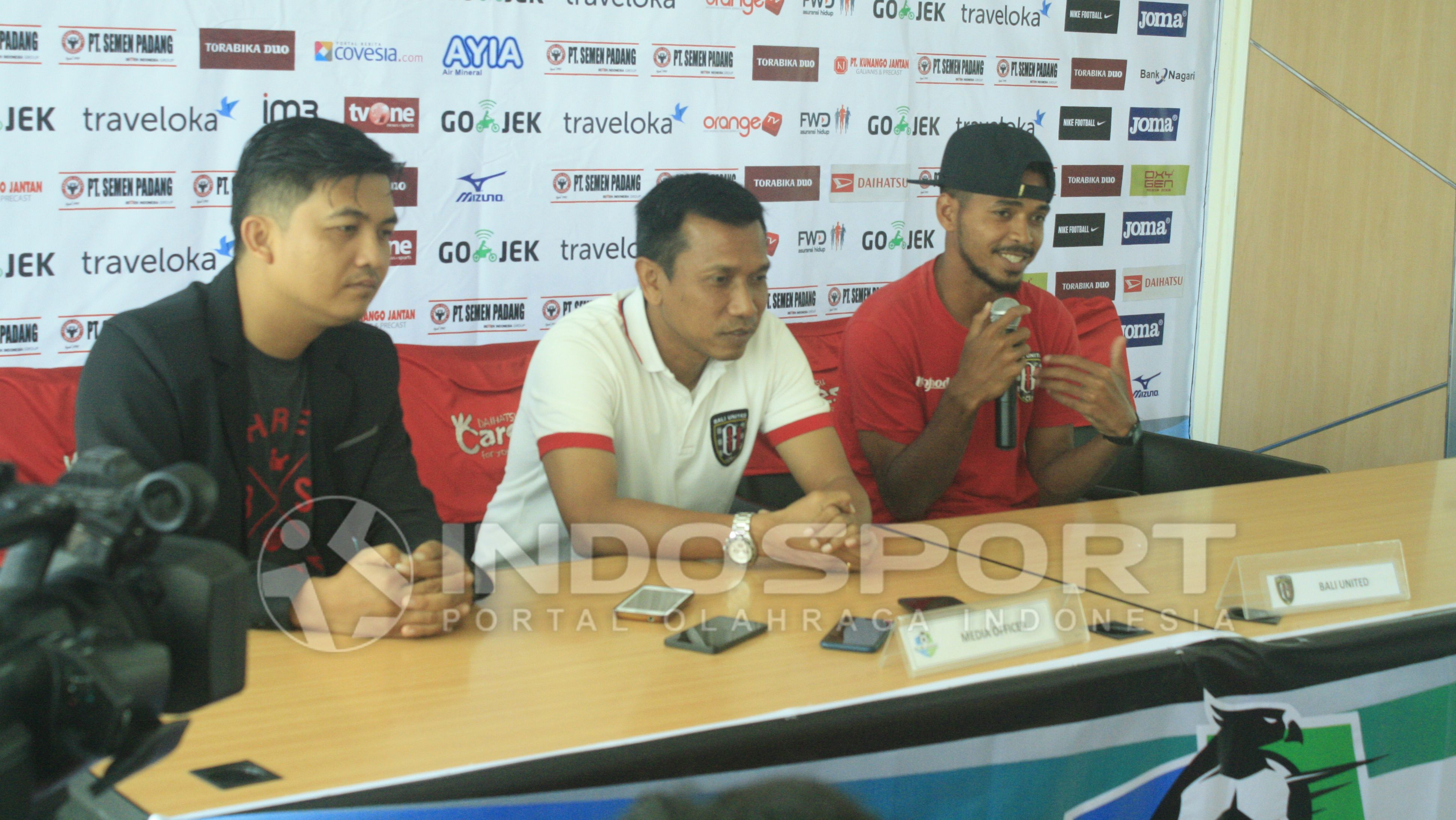 Widodo C Putro (tengah) dalam konferensi pers menjelang laga melawan Semen Padang. Copyright: © INDOSPORT/Taufik Hidayat