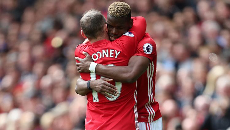 Wayne Rooney (kiri) dan Paul Pogba, saat masih bermain bersama di Manchester United. Copyright: © Getty Images