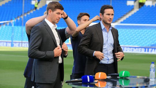 Steven Gerrard (kiri) dan Frank Lampard, saat menjadi komentator di SkySports. Copyright: © Getty Images