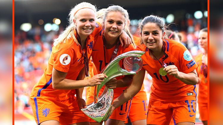 Lieke Martens (tengah) saat mempersembahkan Women's Euro 2017. Copyright: &copy; Getty Images
