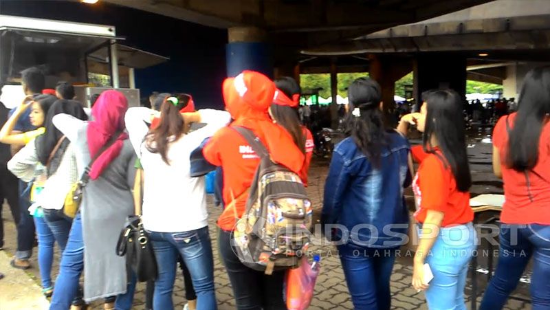 Antrian di loket dari jam 10:30 waktu setempat blom di buka dan sudah mulai banyak yg ricuh. Copyright: © Arum Kusuma Dewi/Football265.com