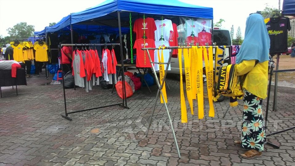 Lapak penjualan jersey Timnas di Stadion Shah Alam, Malaysia. Copyright: © Arum Kusuma Dewi/Football265.com