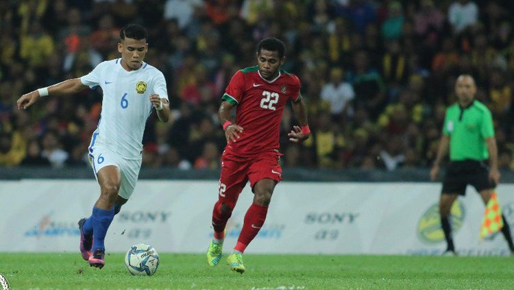 Yabes Roni (kanan) berusaha melepaskan diri dari penjagaan pemain Timnas U-19. Copyright: © Herry Ibrahim/INDOSPORT