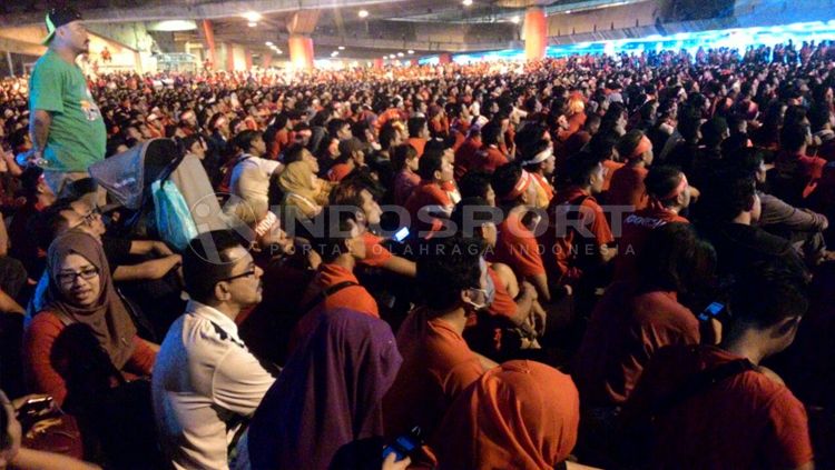 Suasana suporter di sekitar Stadion Shah Alam. Copyright: © Arum/INDOSPORT