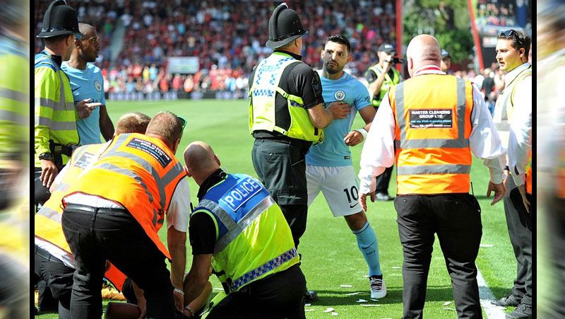 Sergio Aguero (Manchester City) saat terlibat keributan dengan seorang Steward. Copyright: © Getty Images