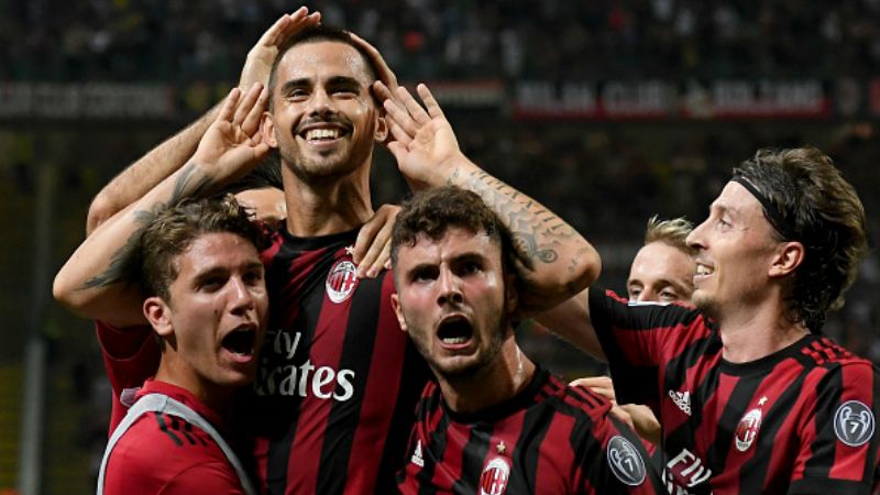 Para pemain AC Milan merayakan gol yang dicetak oleh Suso. Copyright: © Getty Images