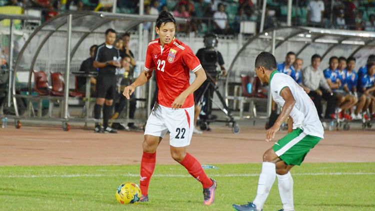 Than Paing (kiri) saat menggocek salah satu pemain Timnas Indonesia. Copyright: © Getty Images