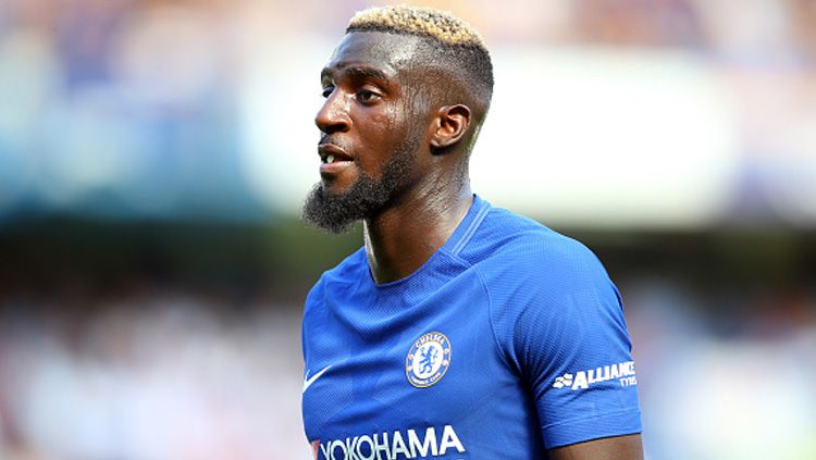 Pemain sepak bola Chelsea, Tiemoue Bakayoko, sampai melakukan hal ini karena saking inginnya kembali bermain dengan raksasa Serie A Liga Italia, AC Milan. Copyright: © Getty Images