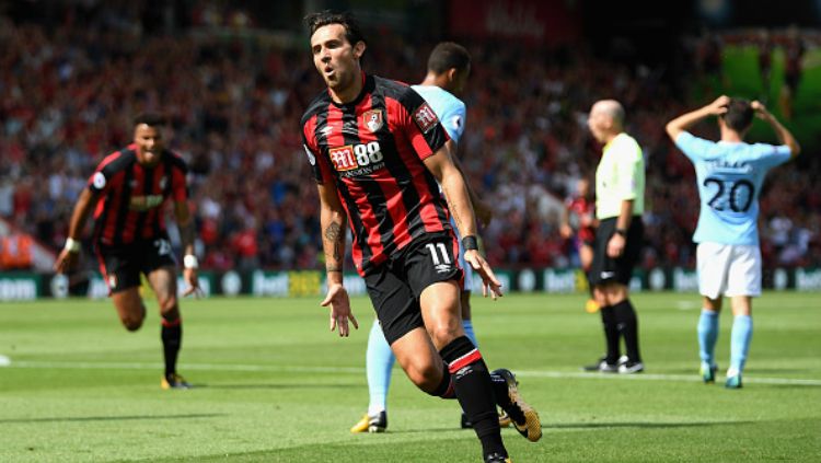 Charlie Daniels melakukan selebrasi usai mencetak gol ke gawang Manchester City. Copyright: © Getty Images