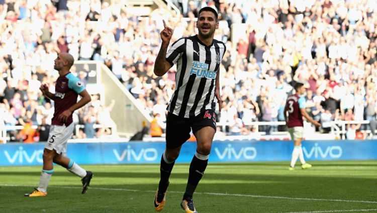 Selebrasi Aleksandar Mitrovic usai cetak gol ketiga bagi Newcastle United. Copyright: © Getty Images