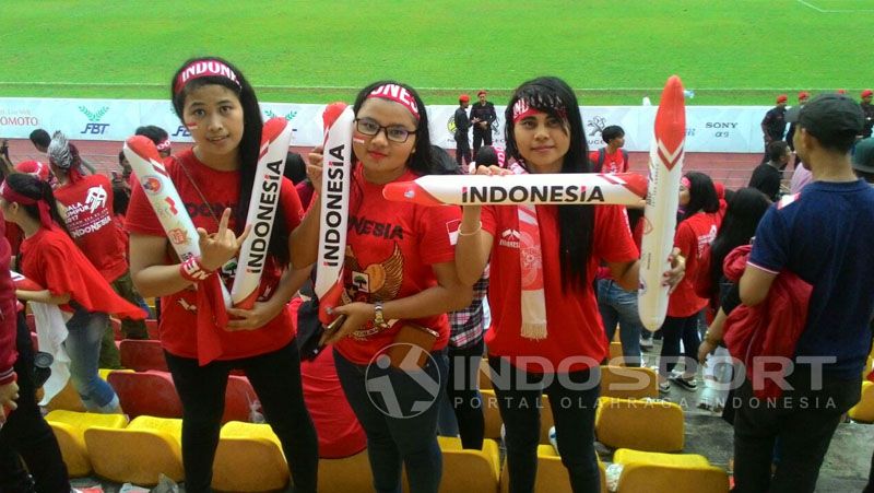 Suporter Timnas U-22, bidadari tribun yang kecantikannya sama sekali tak luntur. Copyright: © Arum Kusuma Dewi/Soicaumienbac.cc