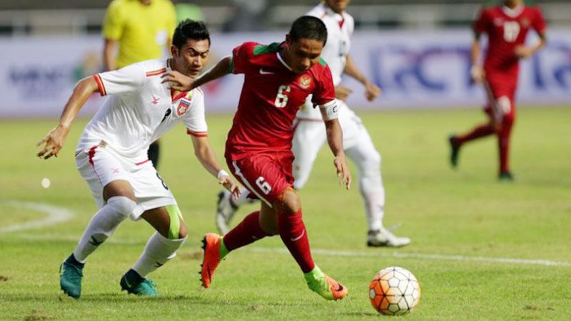 Saat Evan Dimas (merah) merebut bola dari pemain Myanmar. Copyright: © KRISTIANTO PURNOMO