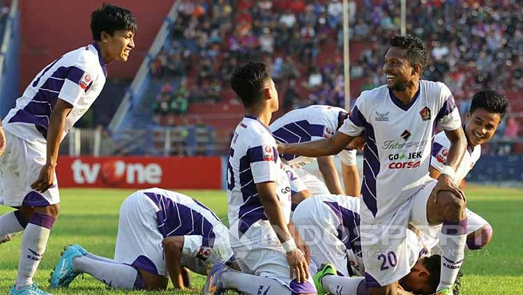 Selebrasi gol pemain Persik Kediri saat ladeni Kalteng Putra. Copyright: © Ian Setiawan/Indosport