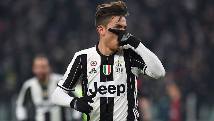 Paulo Dybala memeragakan gaya selebrasi khasnya, dybalamask. Copyright: © Getty Images