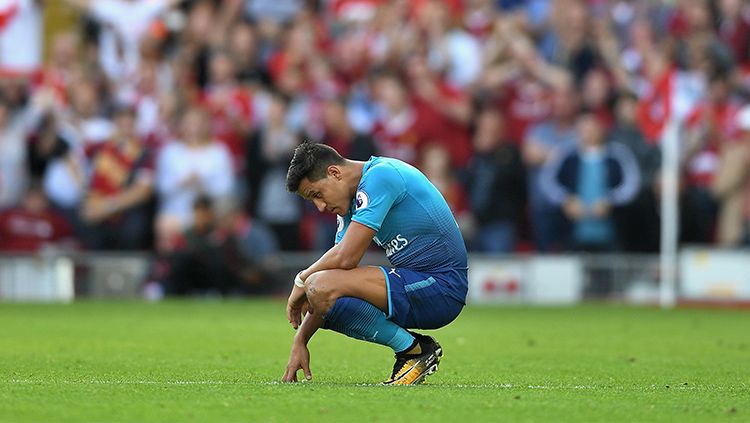 Alexis Sanchez hanya bisa tertunduk saat Arsenal dikalahkan Liverpool. Copyright: © Getty Images