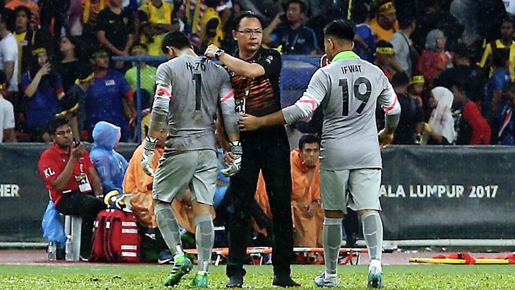Ong Kim Swee (tengah) saat menenangkan Muhammad Haziq Nadzli yang kecewa selepas kalah 1-0 atas Thailand. Copyright: © bharian.com