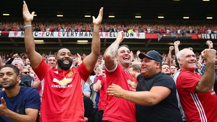 Kegembiraan melanda suporter Manchester United. Copyright: © INDOSPORT