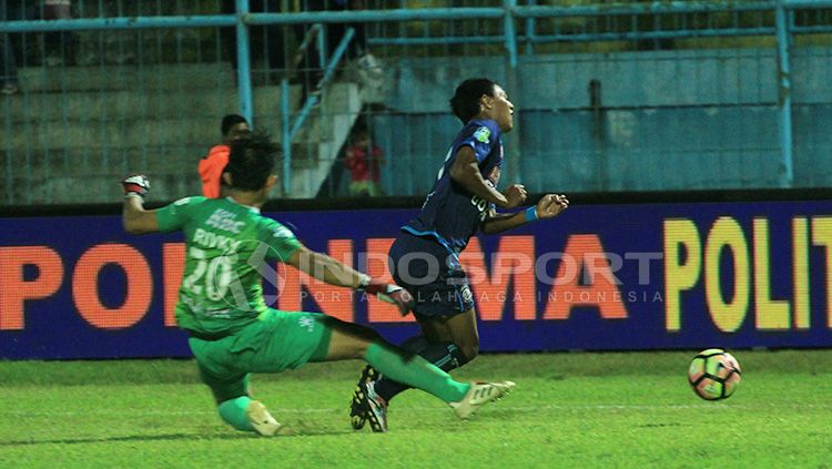 Pelanggaran Rivky Mokodompit terhadap Dedik Setiawan yang berbuah penalti kedua Arema FC. Copyright: © Ian Setiawan/INDOSPORT