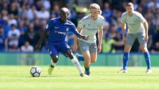 Ngolo Kante (kiri) saat melawan Everton. Copyright: © Getty Images