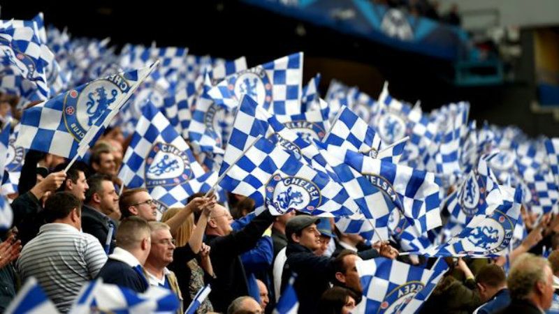 Fans Chelsea saat berada di tribun penonton Stamford Bridge. Copyright: © ChelseaFC