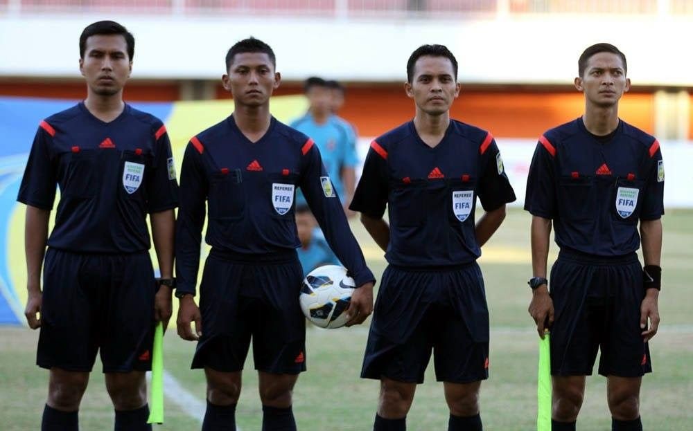 Handri Kristanto (kedua dari kanan). Copyright: © refereesfifa.blogspot.co.id