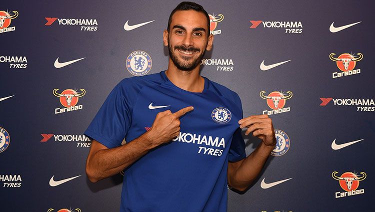 Davide Zappacosta resmi berseragam Chelsea pada musim panas kemarin. Copyright: © Chelsea