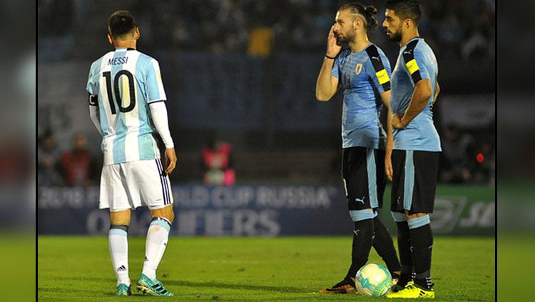 Lionel Messi (kiri/Argentina) dan dua pemain Timnas Uruguay, Gaston Silva (tengah), serta Luis Suarez. Copyright: © getty images