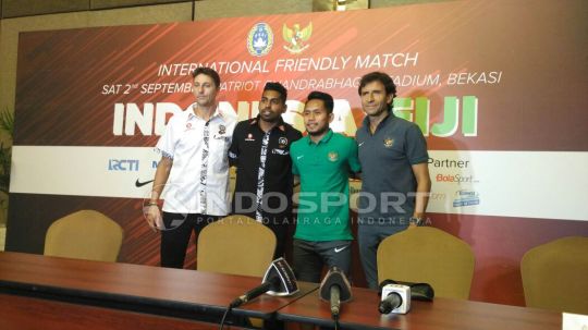 Luis Milla dalam konferensi pers jelang laga melawan Fiji. Copyright: © INDOSPORT/Petrus Manus Da