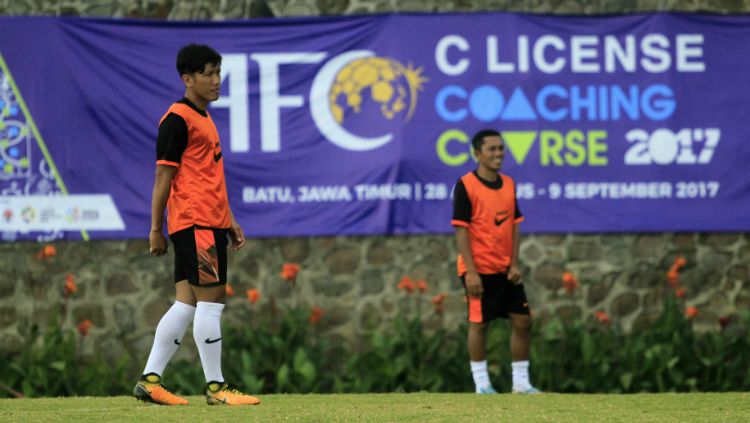 Ahmad Bustomi saat mengikuti kursus kepelatihan Lisensi C AFC di Kota Batu. Copyright: © Ian Setiawan/INDOSPORT