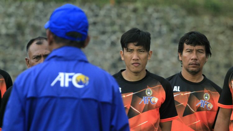 Ahmad Bustomi saat mengikuti kursus kepelatihan Lisensi C AFC di Kota Batu. Copyright: © Ian Setiawan/INDOSPORT