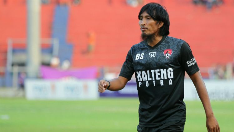 Budi Sudarsono menjalani peran baru sebagai asisten pelatih Kalteng Putra FC. Copyright: © Ian Setiawan/INDOSPORT