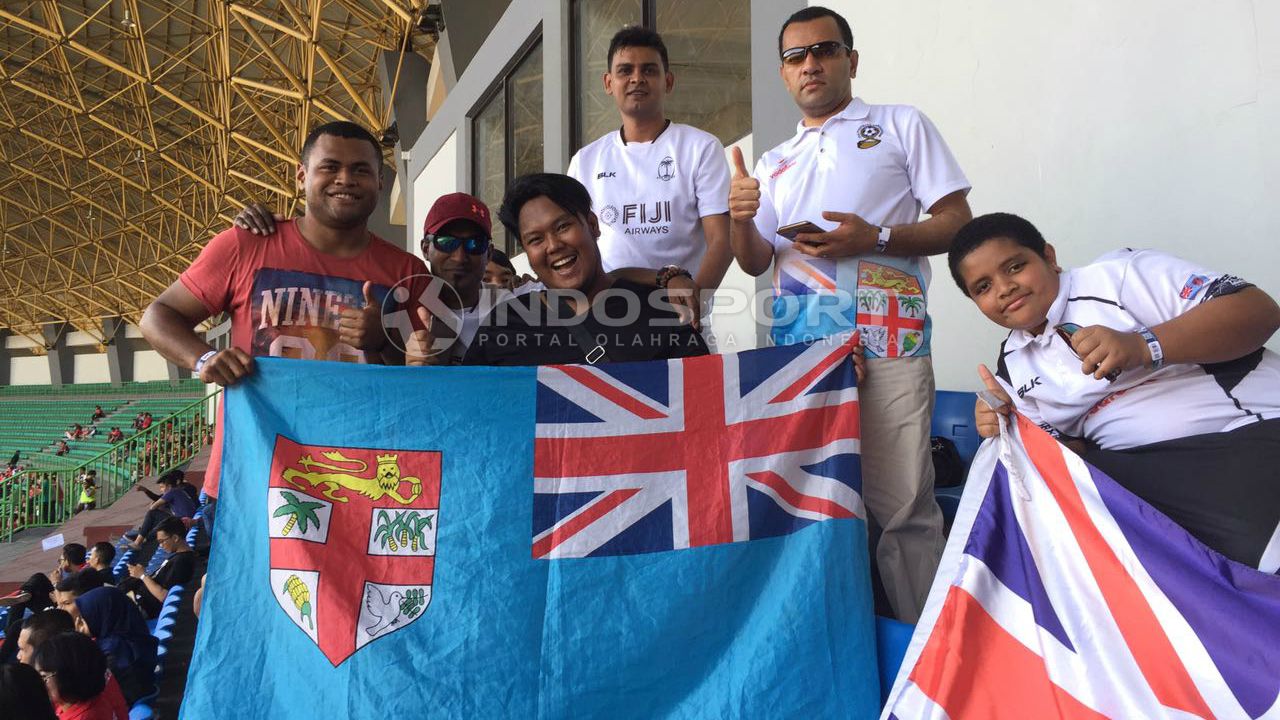 Fans Timnas Fiji yang hadir di Stadion Patriot. Copyright: © INDOSPORT/Muhammad Adiyaksa