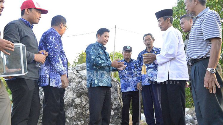 Berdiskusi setelah persembahkan tanah dan air di tempat berkumpulnya para wali di Gresik. Copyright: © Zainal Hasan/INDOSPORT