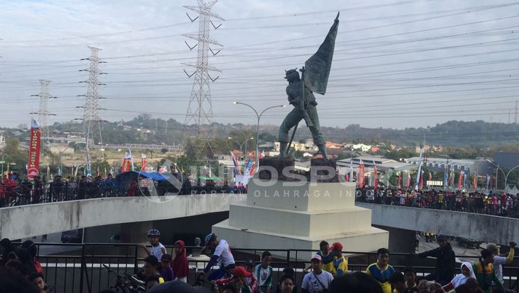 Depan Stadion Joko Samudro terdapat patung yang berdiri tegak. Copyright: © Zainal Hasan/INDOSPORT