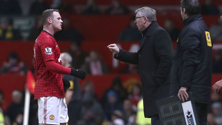 Wayne Rooney mendapat arahan dari Alex Ferguson. Copyright: © getty images