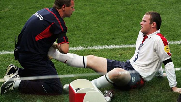 Wayne Rooney mendapat cedera parah di Piala Eropa 2004. Copyright: © Indosport