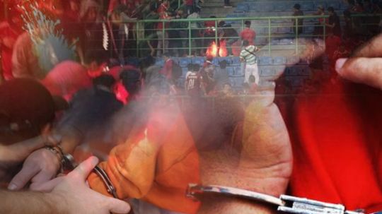 Pelaku ledakan flare Catur Yuliantono tertangkap. Copyright: &copy; Indosport.com