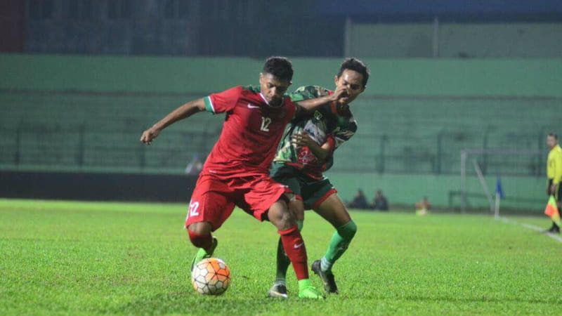 Rifad Marasabessy (merah) saat memperkuat Timnas Indonesia U-19. Copyright: © PSSI