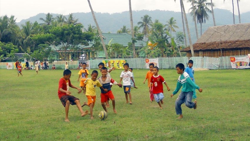 Anak-anak sedang main sepak bola. Copyright: © hipwee.com