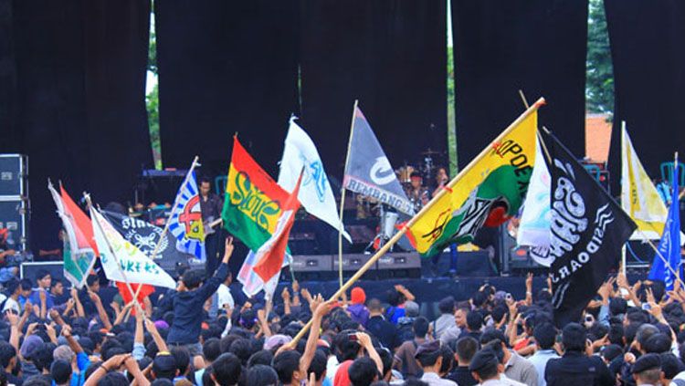 Gambar Bendera Persija Berkibar