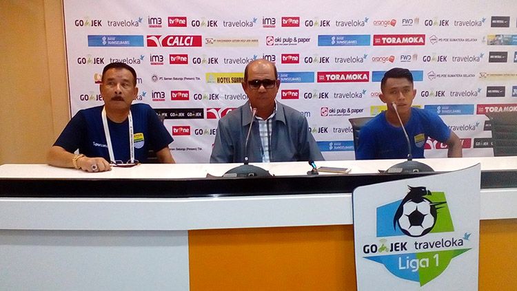 Pelatih Persib Bandung Emral Abus di konferensi pers usai pertandingan melawan Sriwijaya FC. Copyright: © Indosport