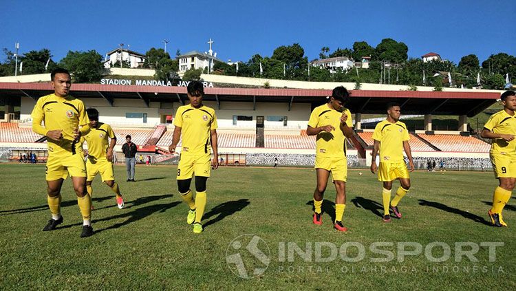 Skuat Semen Padang saat berlatih di Stadion Mandala, Jayapura. Copyright: © Indosport/Taufik Hidayat