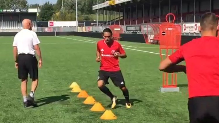 Aksi Ezra Walian saat pertama kali latihan bersama Almere City FC. Copyright: &copy; Almere City FC