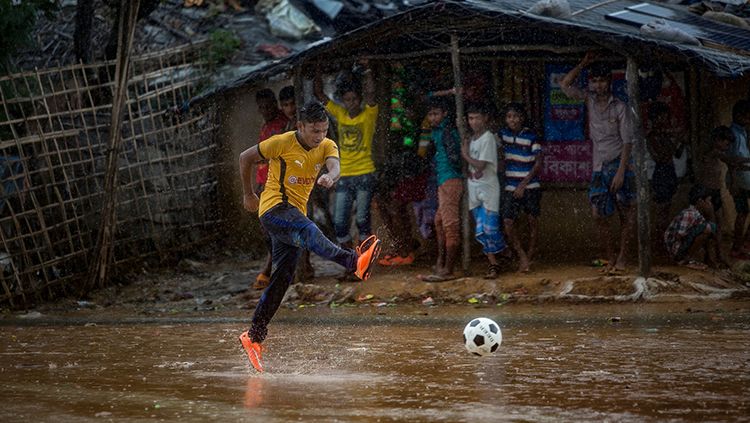 Orang Rohingya yang bermain sepakbola. Copyright: © nytimes.com