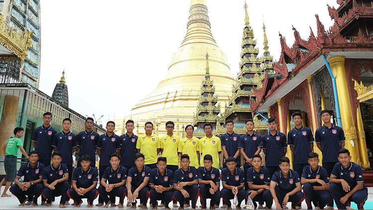 Skuat Myanmar saat mengunjungi Pagoda Shwedagon. Copyright: © @MF12P