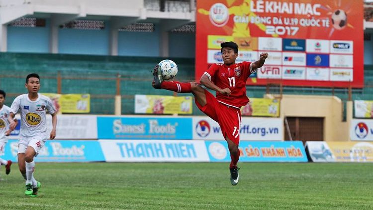 Hein Htet Aung saat mengontrol bola. Copyright: © Myanmar Football Federation