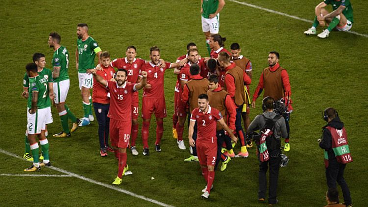 Selebrasi para pemain Serbia usai kalahkan Irlandia. Copyright: © Getty Image
