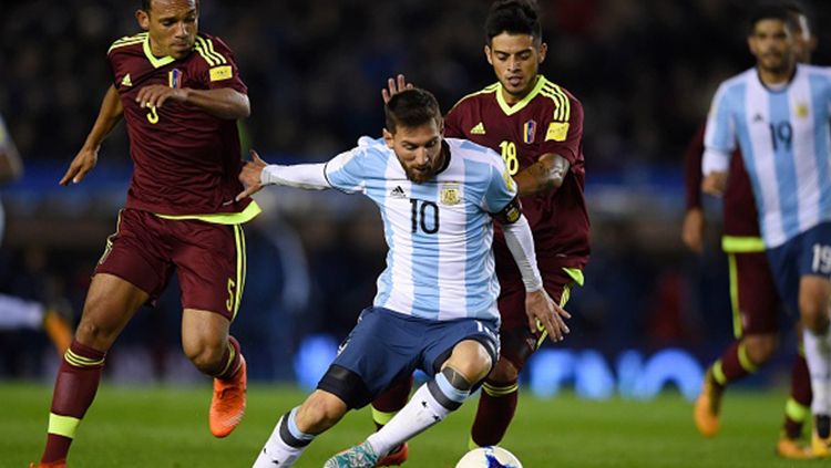 Lionel Messi tengah mengontrol bola dari pemain Venezuela. Copyright: © getty images