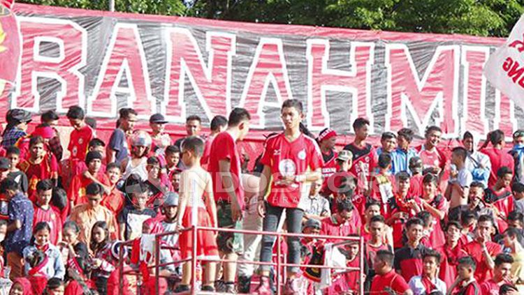 Fans Semen Padang meminta manajemen untuk merombak tim. Copyright: © Indosport/Taufik Hidayat