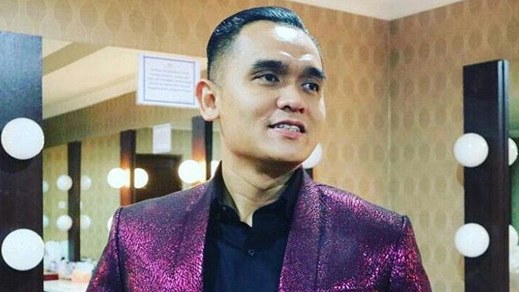 Valentino Simanjuntak sempat dihadang puluhan suporter Timnas Indonesia yang memintanya bilang 'ih ih ya ampun'. Copyright: © tribunnews.com